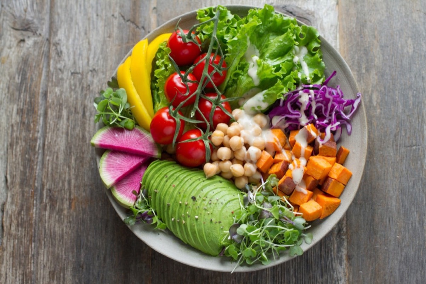 Bowl de vegetales frescos visto desde arriba